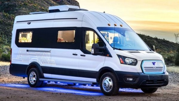 Американският изцяло електрически Winnebago e-RV дебютира като концепция, но вече изглежда като вероятно бъдеще. Изграден е върху модифицираната платформа на Ford Transit и има електрическо задвижване и 86 кВт/ч батерия, която осигурява 200 км пробег и също така захранва бордовите системи.